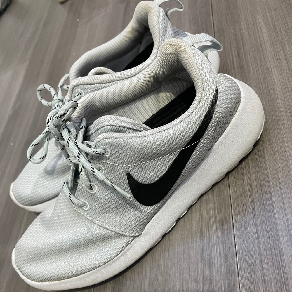 Nike Women’s Roshe One Grey/White Size 6